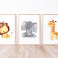 Posterset Safari Löwe, Elefant, Giraffe A4 & A3: Drei gerahmte Aquarellbilder, Löwe, Elefant und Giraffe, ideal für Kinderzimmer.