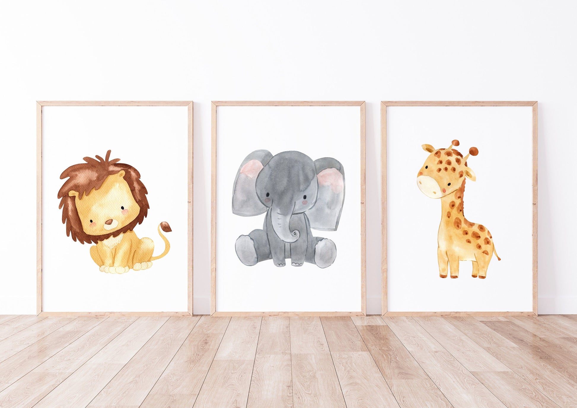 Posterset Safari Löwe, Elefant, Giraffe A4 & A3: Drei gerahmte Aquarellbilder, Löwe, Elefant und Giraffe, ideal für Kinderzimmer.