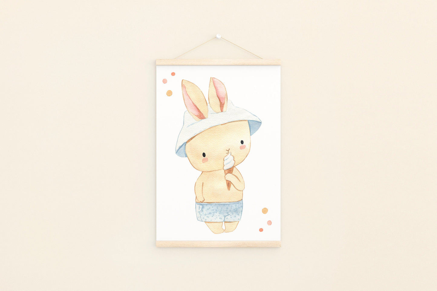 Poster Hase mit Eis A4 & A3: Handgemaltes Kinderposter zeigt einen süßen Hasen, der ein Eis isst. Perfekt für Kinderzimmerdeko. Gedruckt auf hochwertigem 300g Naturpapier.