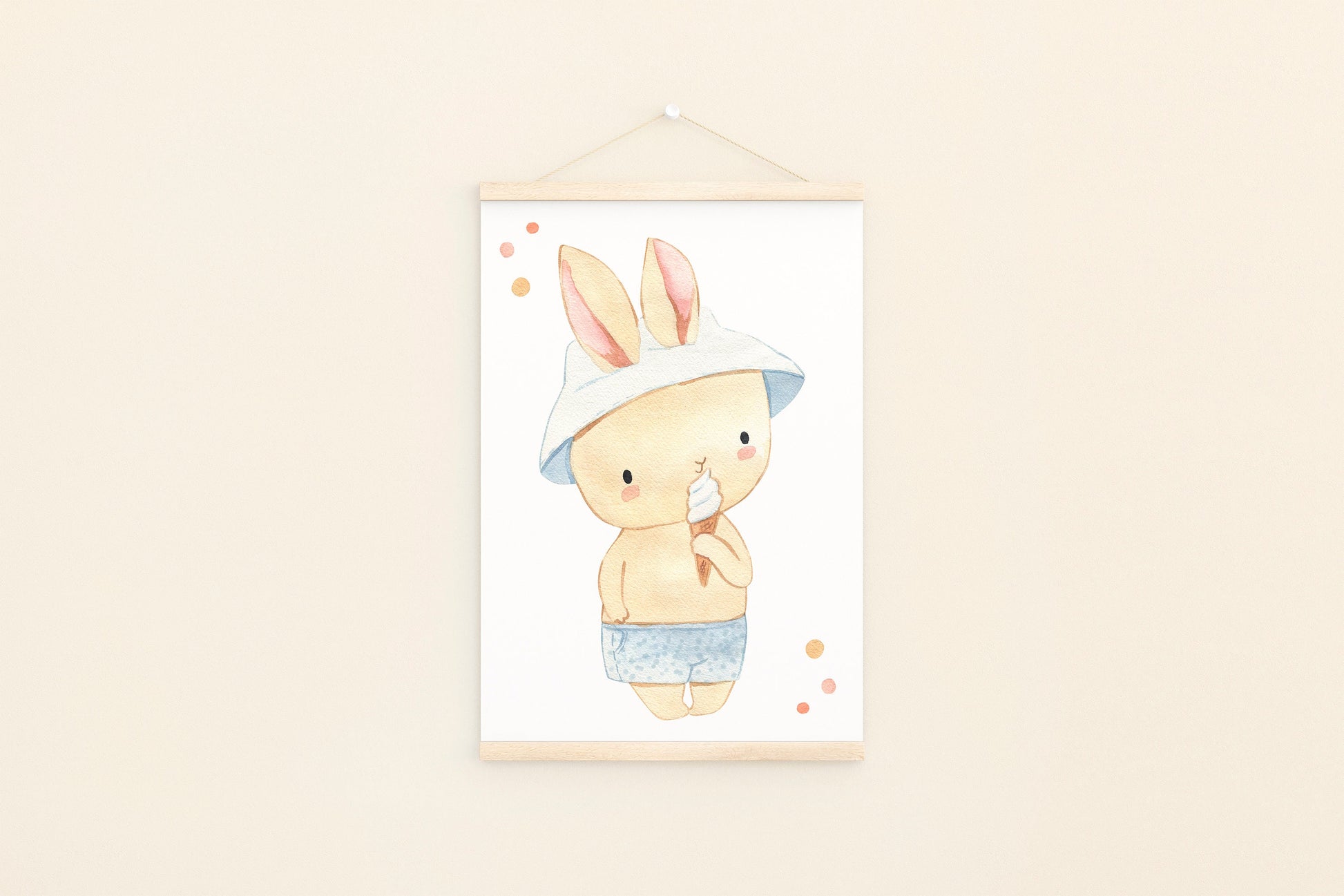 Poster Hase mit Eis A4 & A3: Handgemaltes Kinderposter zeigt einen süßen Hasen, der ein Eis isst. Perfekt für Kinderzimmerdeko. Gedruckt auf hochwertigem 300g Naturpapier.