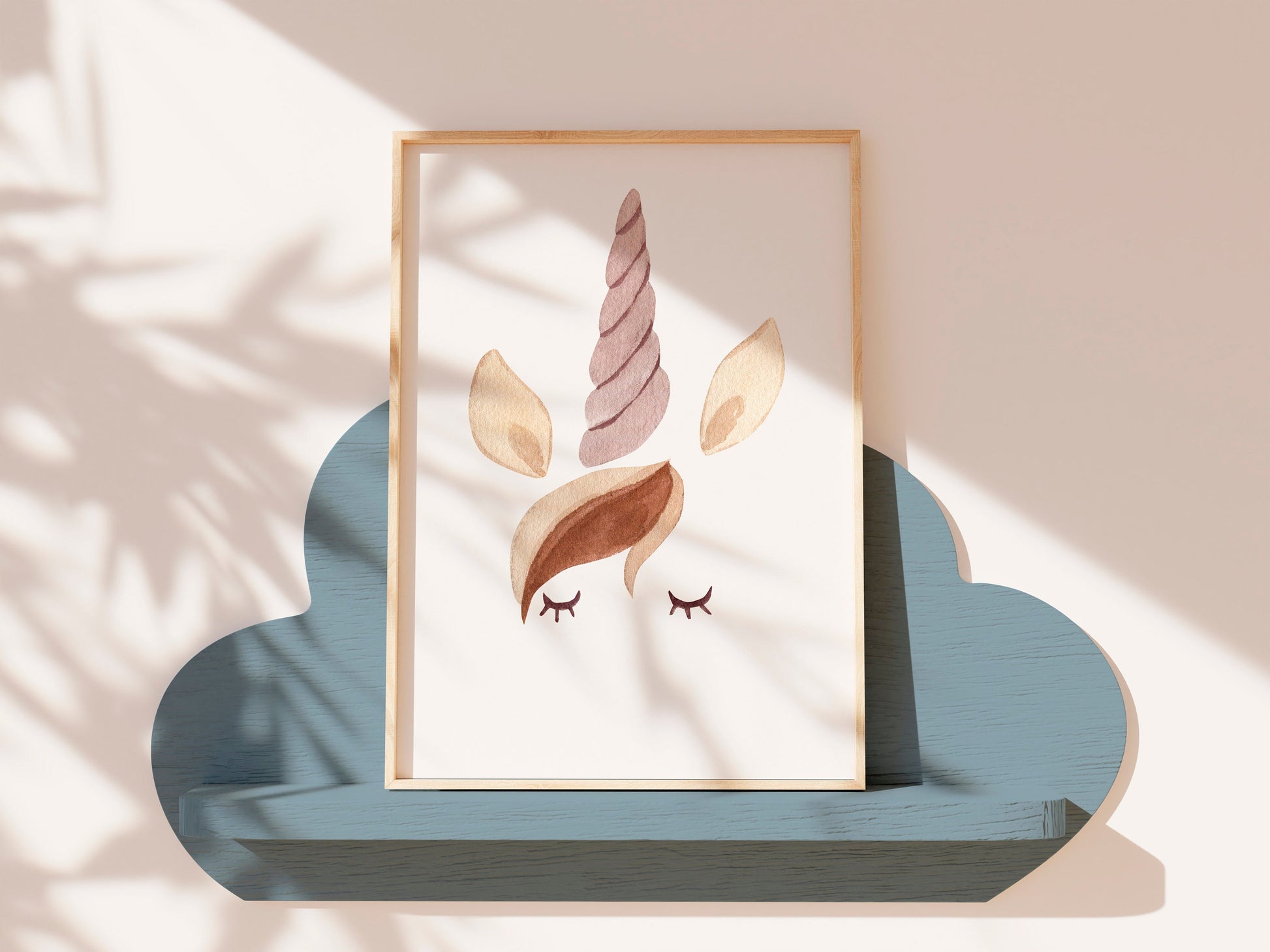 Poster Einhorn Silhouette A4 & A3: Aquarellzeichnung eines Einhorns, auf hochwertigem Naturpapier gedruckt auf einem Regal, ideal als dekoratives Kinderzimmerposter.