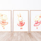 Posterset Ballerina Hasen A4 & A3: Drei gerahmte Aquarellbilder von Hasen in rosa Ballettkleidern, ideal als Kinderzimmerdeko oder Geschenk.