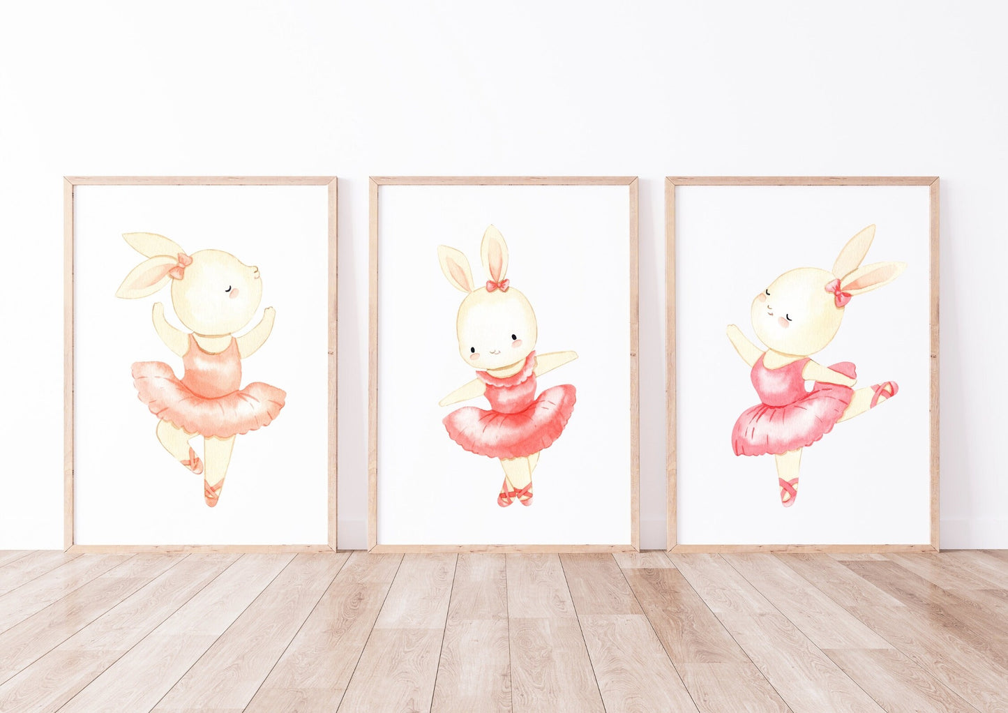 Posterset Ballerina Hasen A4 & A3: Drei gerahmte Aquarellbilder von Hasen in rosa Ballettkleidern, ideal als Kinderzimmerdeko oder Geschenk.