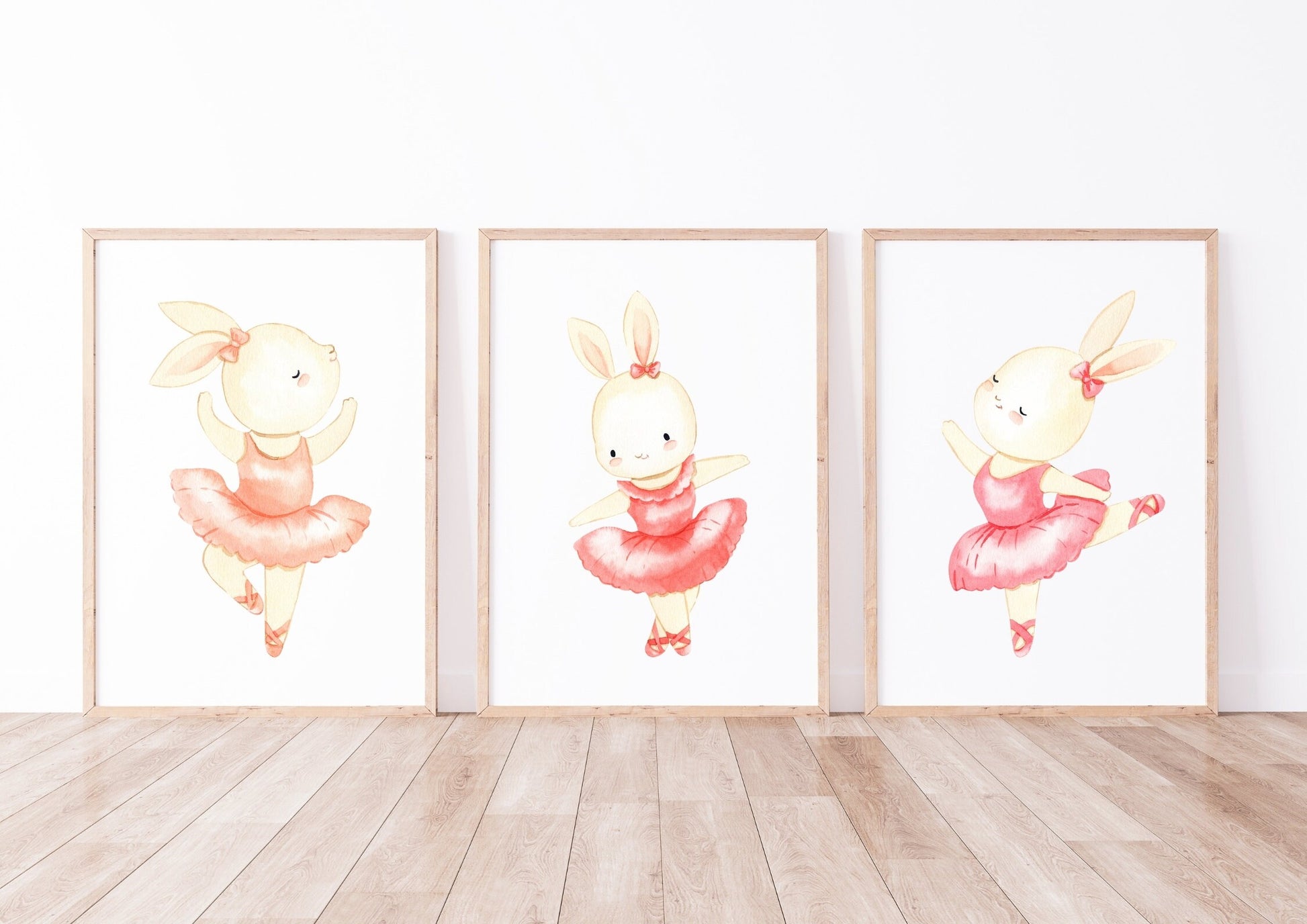 Posterset Ballerina Hasen A4 & A3: Drei gerahmte Aquarellbilder von Hasen in rosa Ballettkleidern, ideal als Kinderzimmerdeko oder Geschenk.