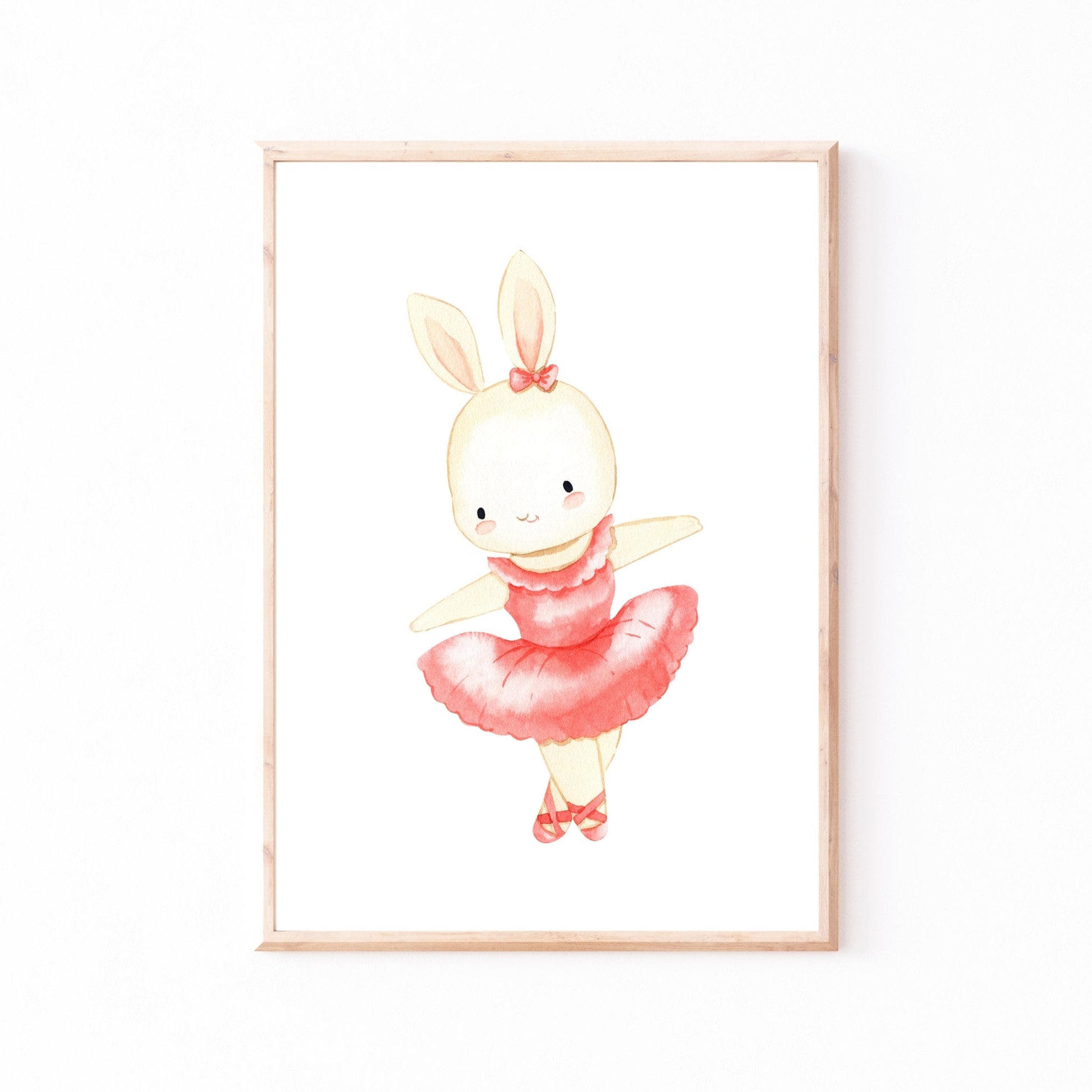 Poster Set Ballerina Hasen A4 & A3: Aquarellzeichnung eines Hasen im rosa Kleid, perfekt als Kinderzimmerdeko oder Geschenk. Gedruckt auf hochwertigem, mattem Naturpapier.