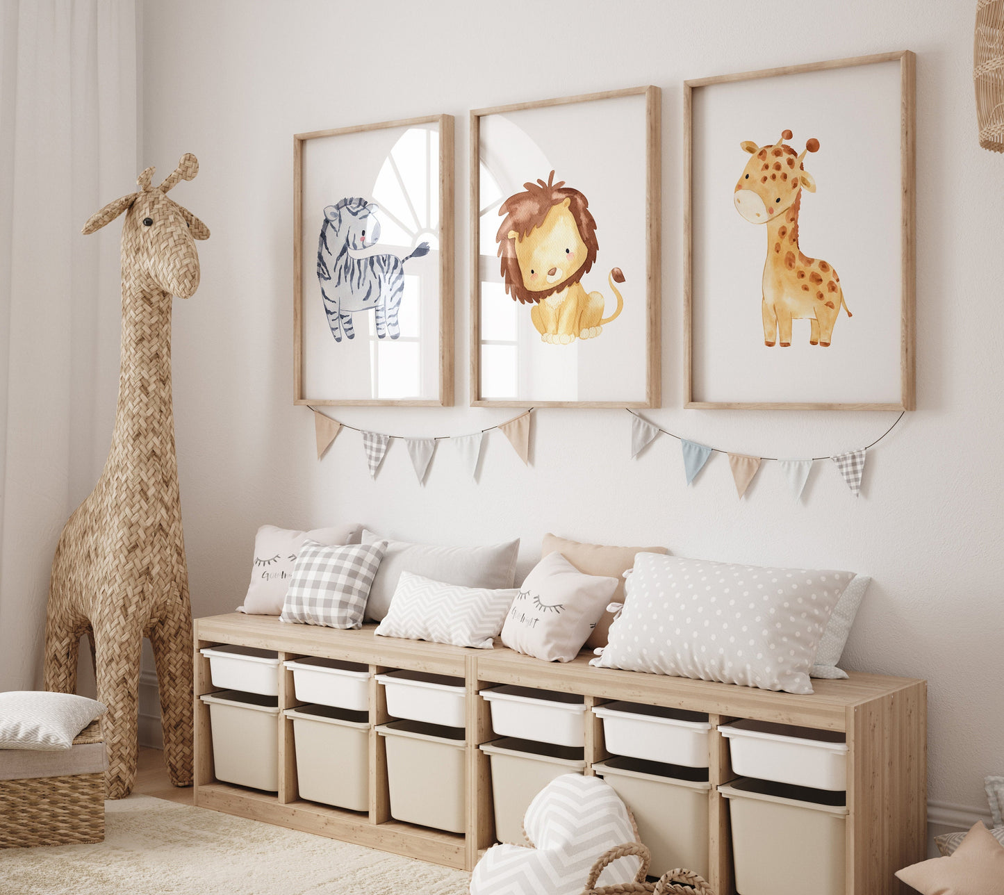 Posterset Safari Zebra, Löwe, Giraffe A4 & A3. Aquarell Bilder Set von Zebra, Löwe und Giraffe, ideal für die Kinderzimmerdekoration. Hochwertig gedruckt auf mattem Naturpapier.