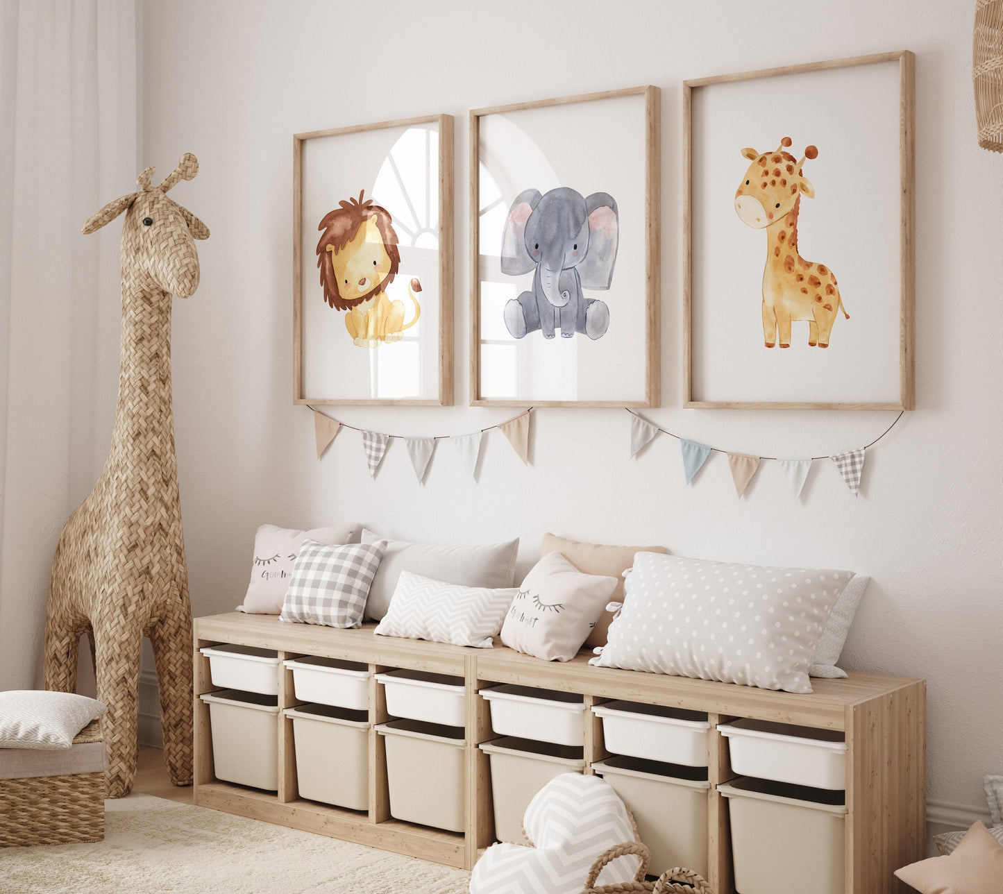 Posterset Safari Löwe, Elefant, Giraffe A4 & A3: Drei handgemalte Tierposter (Löwe, Elefant, Giraffe) auf hochwertigem, mattem Naturpapier für Kinderzimmerdeko.