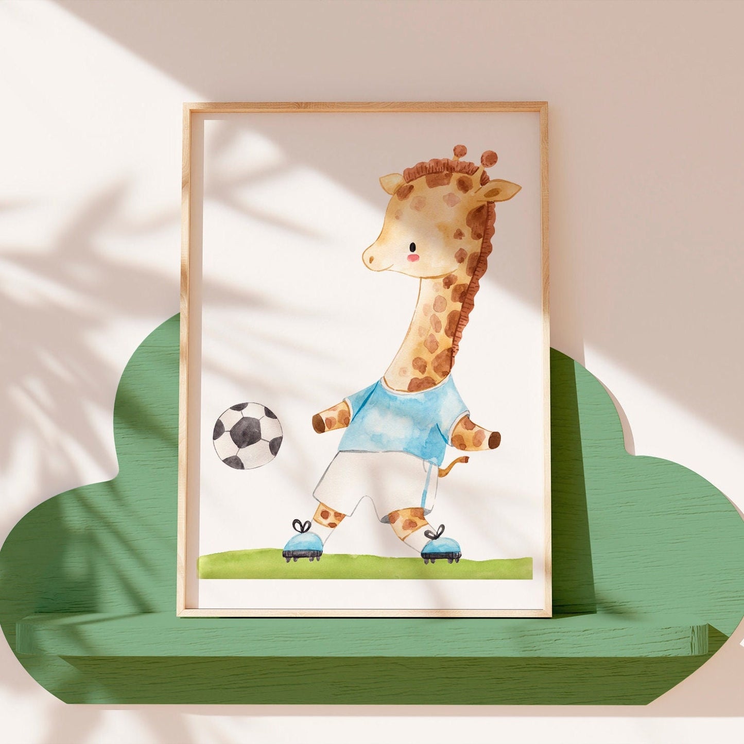 Poster-Set Fußball mit Affe, Bär und Giraffe, A4 & A3, handgemalte Giraffe mit Fußball auf hochwertigem, mattem 300g Naturpapier, ideal für das Kinderzimmer.