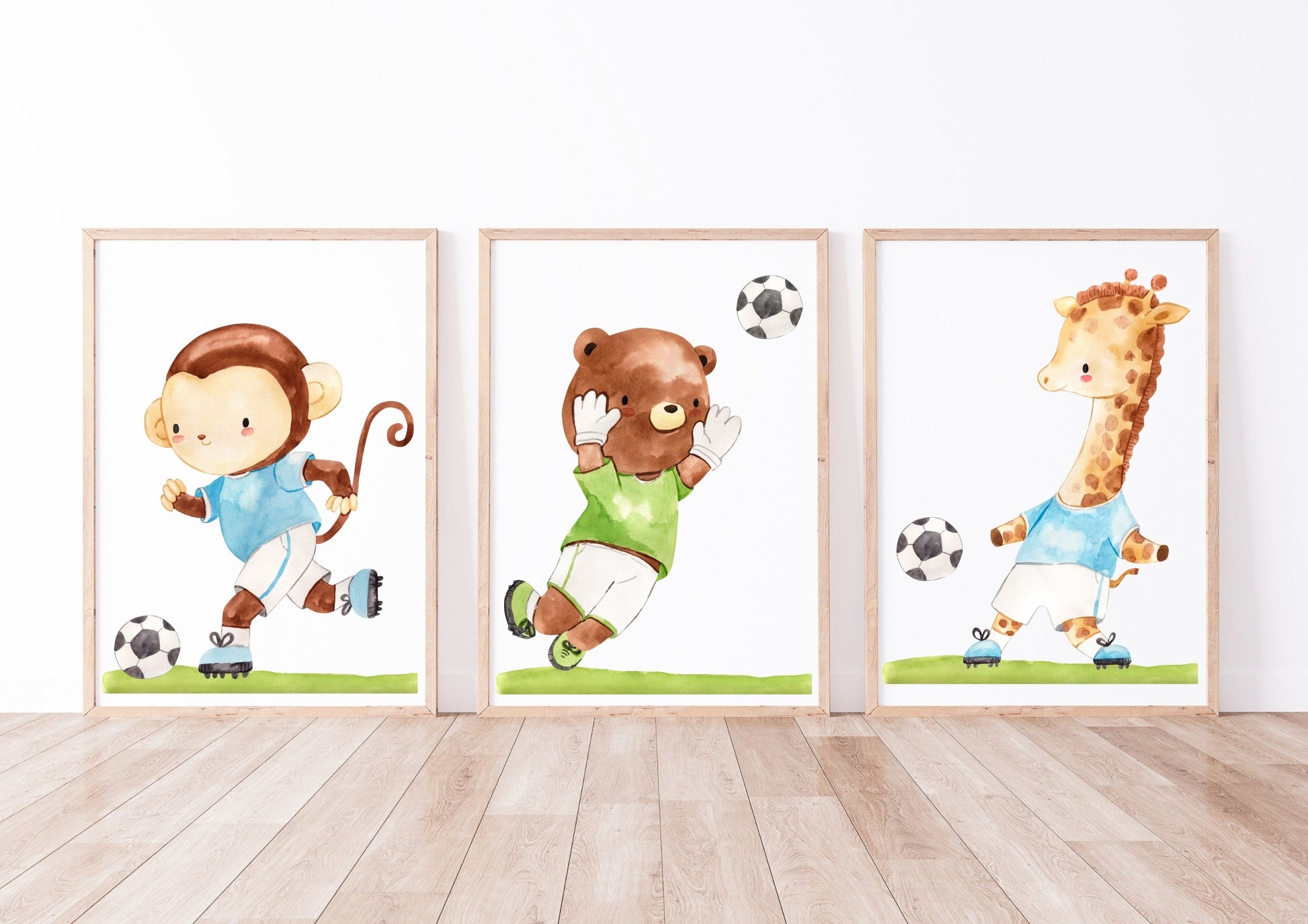 Posterset Fußball Affe, Bär, Giraffe A4 & A3: Aquarell Affe, Bär und Giraffe in Trikots spielen Fußball. Hochwertiger Druck auf 300g Naturpapier.