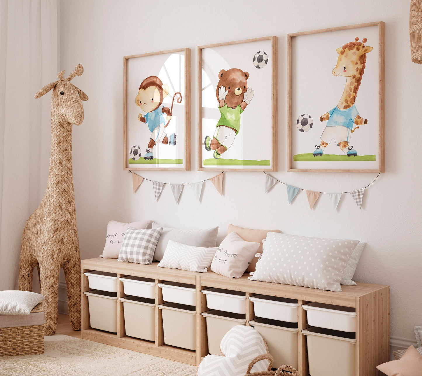 Posterset Fußball Affe, Bär, Giraffe A4 & A3: Drei Kinderposter mit Affe, Bär und Giraffe mit Fußball-Motiven, perfekt für bunte Kinderzimmerdekoration.