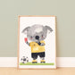 Posterset Fußball Löwe, Koala, Giraffe A4 & A3: Aquarell eines Koalas mit roter Karte und Fußball, ideal für Kinderzimmer. Hochwertiges Naturpapier.