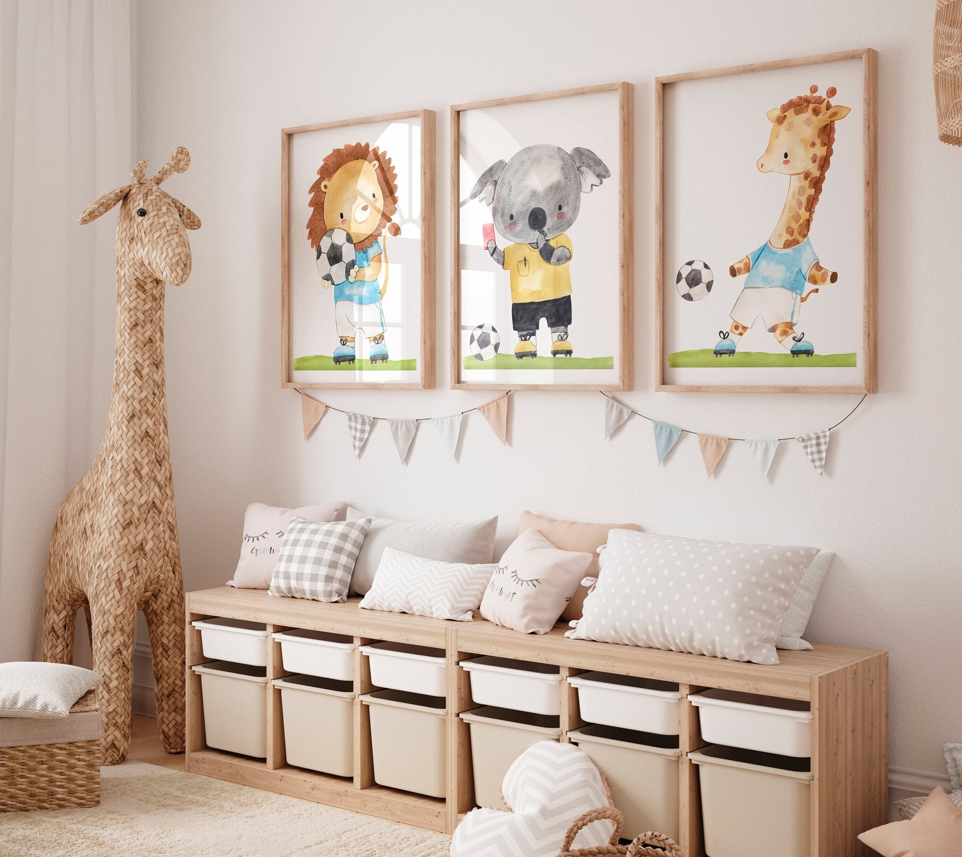 Posterset Fußball Löwe, Koala, Giraffe A4 & A3, illustriert, auf hochwertigem Naturpapier, perfekt für Kinderzimmer. Enthält Tiermotive: Löwe mit Fußball, Koala und Giraffe.