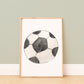 Poster Fußball A4 & A3: Ein Poster mit einem schwarz-weißen Fußball, gedruckt auf hochwertigem 300g Naturpapier, perfekt für kleine Fußballfans.