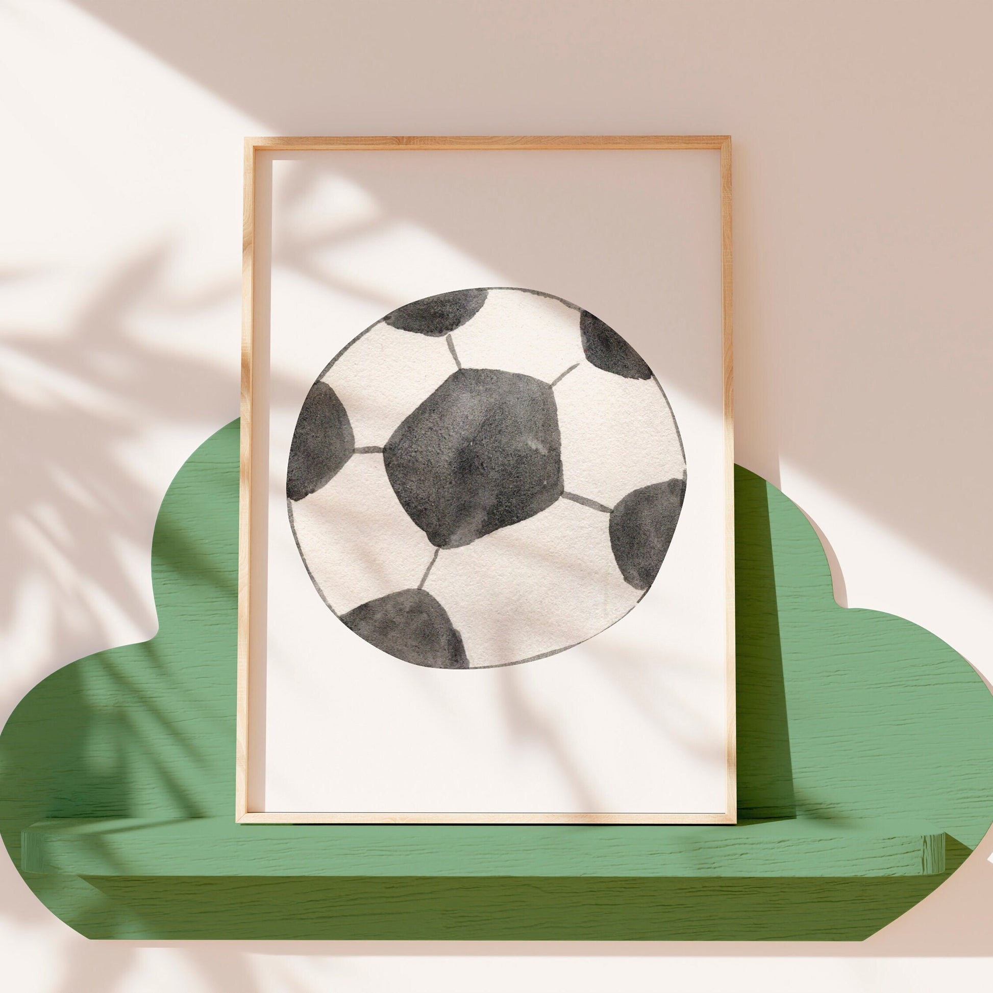 Poster Fußball A4 & A3: Schwarz-weißer Fußball auf grünem Regal, perfekt für Kinderzimmer, gedruckt auf hochwertigem, mattem 300g Naturpapier.