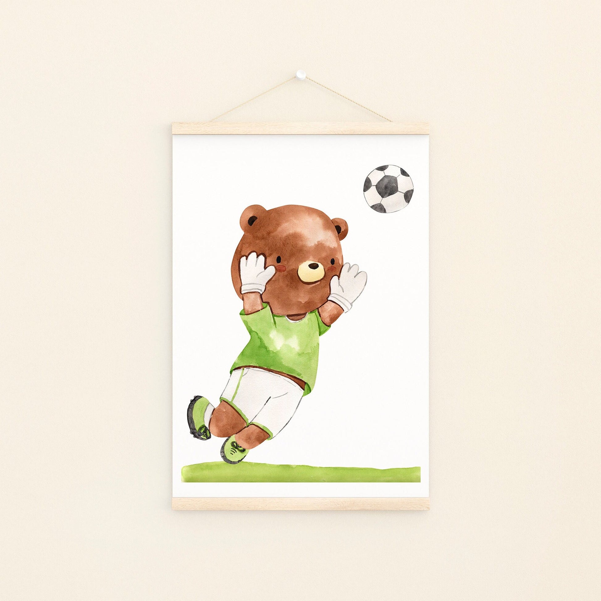 Poster Fußball Bär A4 & A3: Aquarellillustration eines Bären in Fußballkleidung, der einen Fußball kickt. Perfekt für Kinderzimmer, gedruckt auf hochwertigem, mattem Naturpapier.