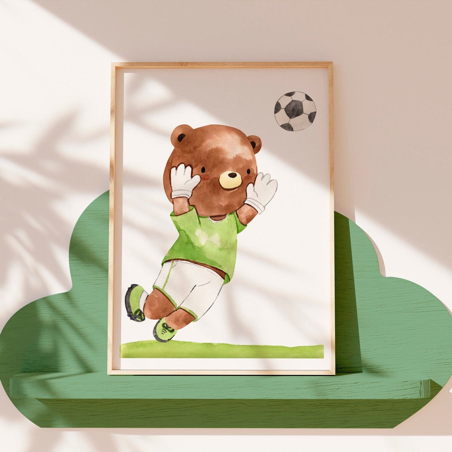 Poster Fußball Bär A4 & A3: Ein Torwart-Bär in grünem Shirt und weißen Shorts spielt Fußball, ideal für Kinderzimmer.