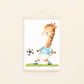 Poster Fußball Giraffe A4 & A3: Illustration einer Giraffe im blauen Shirt beim Fußballspielen. Gedruckt auf hochwertigem, mattem Naturpapier. Perfekt für Kinderzimmer.