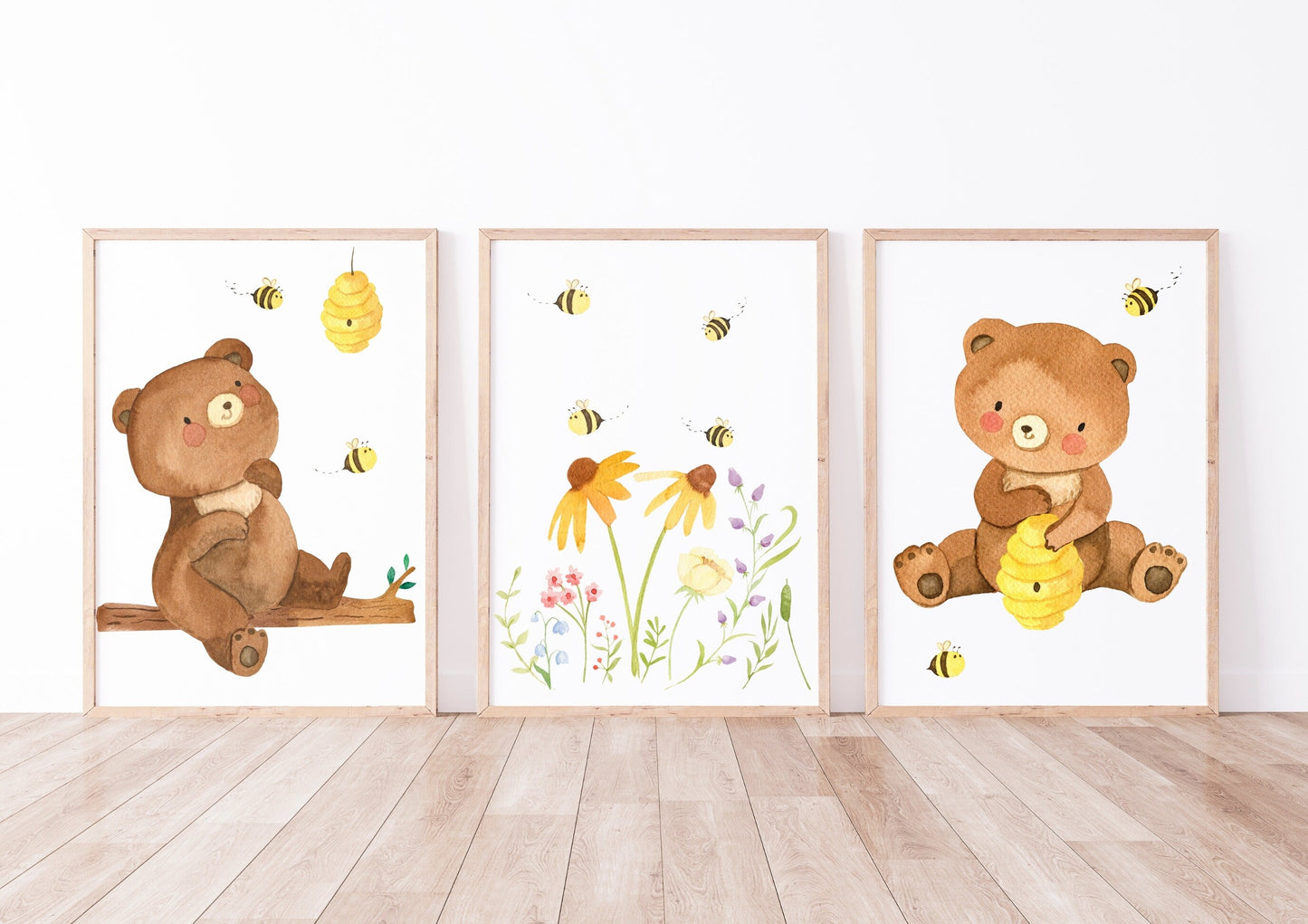 Posterset Bären und Bienen A4 & A3: Drei Kinderposter mit handgemalten Bären und Bienen, auf hochwertigem 300g Naturpapier, perfekt für fantasievolle Kinderzimmer.