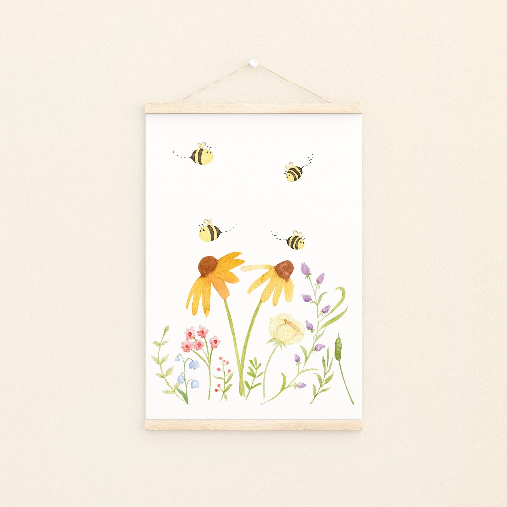 Posterset Bären und Bienen A4 & A3: Handgemalte Blumen und Bienen auf hochwertigem, mattem Naturpapier, ideal für fantasievolle Kinderzimmerdekoration.