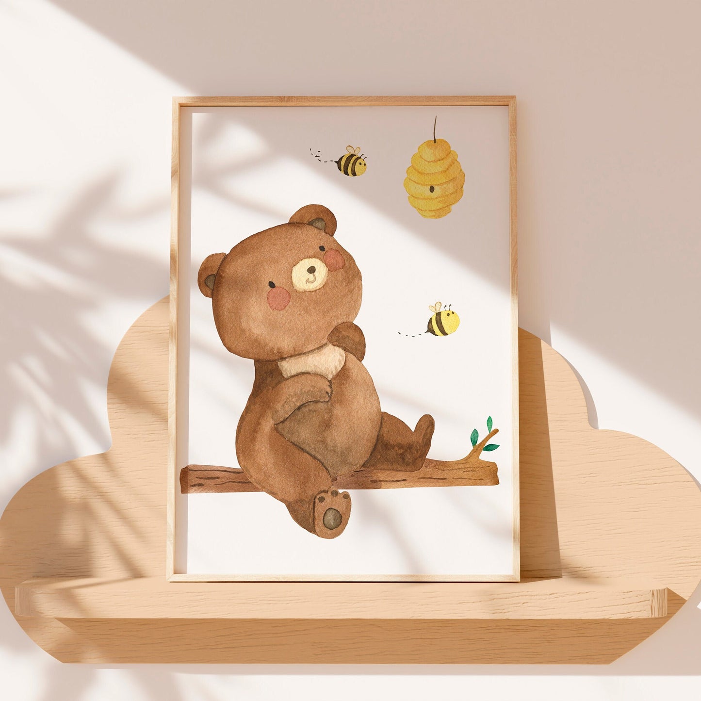 Poster Bär und Bienen A4 & A3: Handgemaltes Bild eines Bären auf einem Zweig mit Bienen und Bienenstock, ideal für Kinderzimmerdeko und als Geschenk.