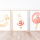 Posterset Schwanensee Ballerina A4 & A3: Aquarellbilder von Schwan und Flamingo, sowie ein Ballerinahase in einem rosa Tutu.