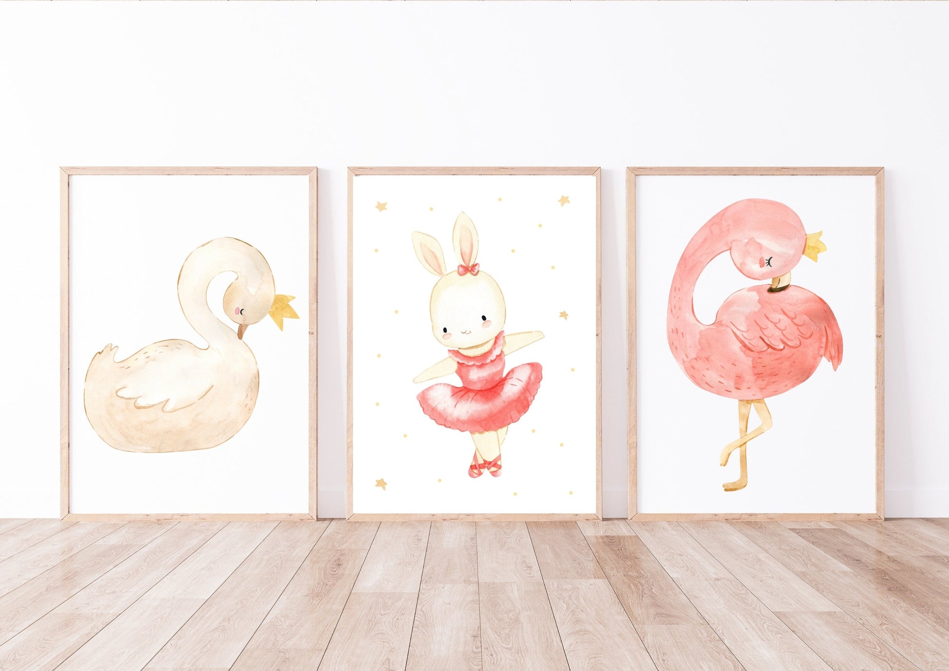 Posterset Schwanensee Ballerina A4 & A3: Aquarellbilder von Schwan und Flamingo, sowie ein Ballerinahase in einem rosa Tutu.