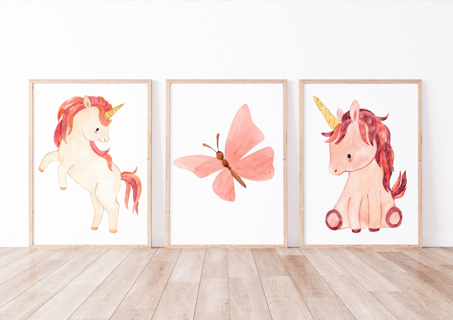 Posterset Einhorn und Schmetterling A4 & A3, zeigt Aquarellbilder von Einhörnern und einem Schmetterling, gedruckt auf hochwertigem, mattem 300g Naturpapier.