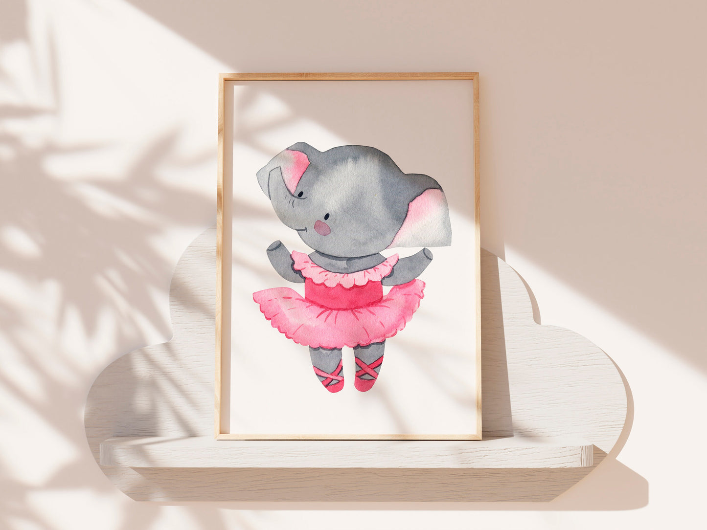 Poster Ballerina Elefant Pink A4 & A3: Aquarell, grauer Elefant in rosa Kleid, perfekt für die Kinderzimmerdekoration, auf hochwertigem, mattem 300g Naturpapier.