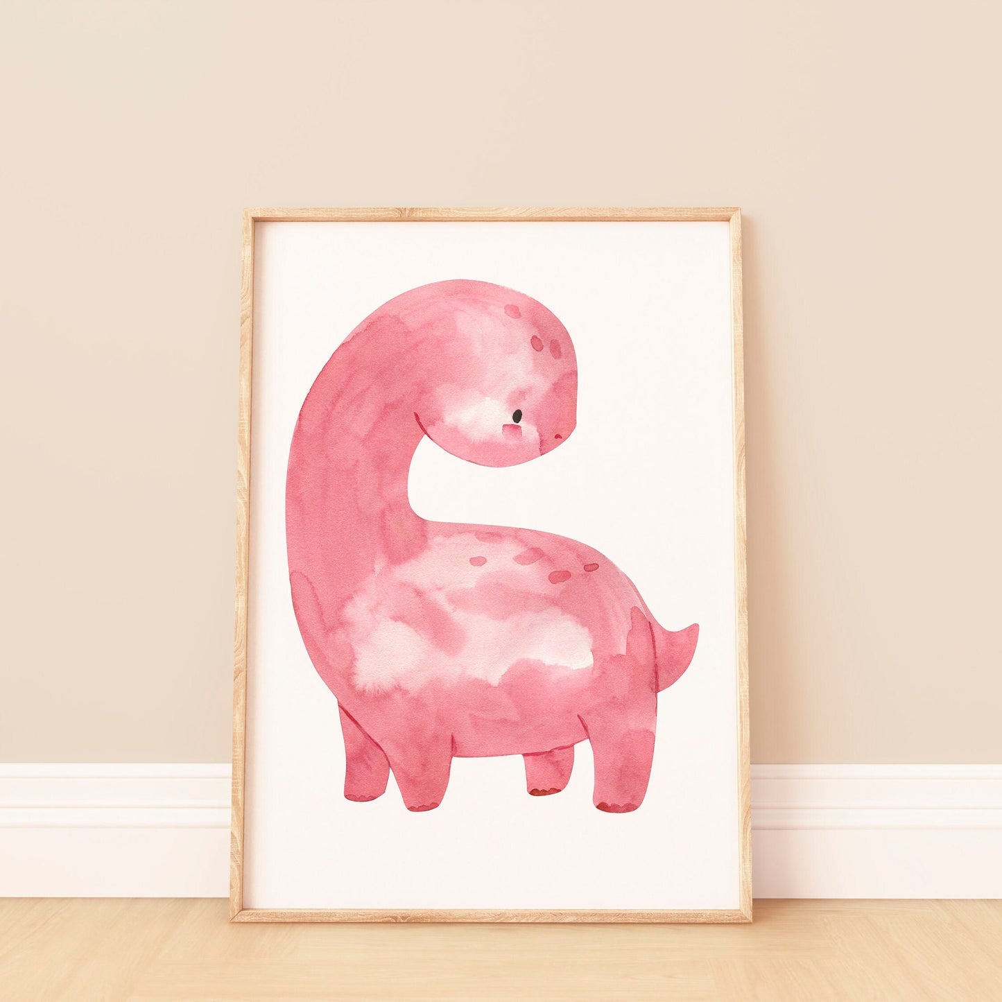 Poster Dinosaurier Pink A4 & A3: Dinosaurier in Pink in einem detaillierten Aquarell-Design, ideal für die Kinderzimmerdekoration. Gedruckt auf hochwertigem, mattem Naturpapier.