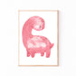 Poster Dinosaurier Pink A4 & A3: Handgemaltes Bild, rosa Dinosaurier mit langem Hals, gerahmt in Holz. Ideal als Kinderzimmer-Dekoration. Gedruckt auf hochwertigem, mattem Naturpapier.