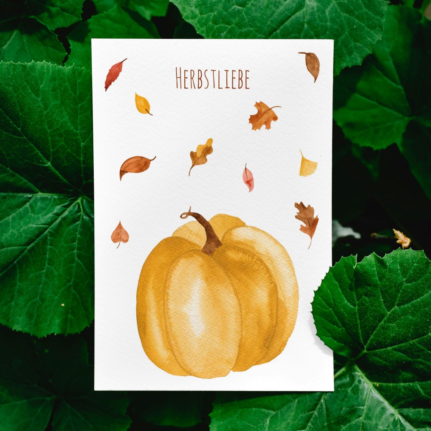 Karte Kürbis & Herbstlaub Herbstliebe A6 mit Aquarell-Kürbis und Blättern. Hochwertiges, mattes Naturpapier. Perfekt für Herbstgrüße und Dekoration.