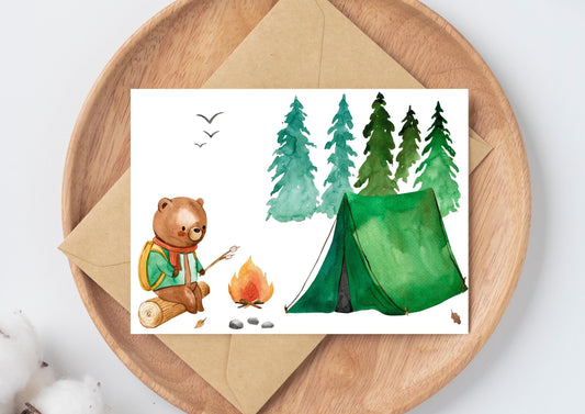 Postkarte Karte Bär & Camping A6: niedlicher Bär beim Camping mit Zelt und Lagerfeuer, auf hochwertigem, matt bedrucktem Naturpapier.