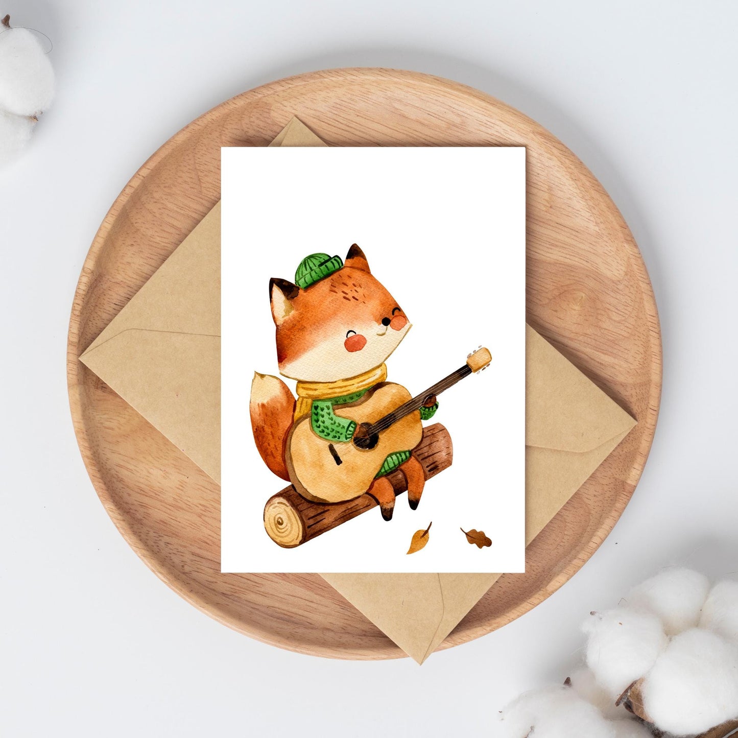 Postkarten-Set Herbst 6 Karten A6: Fuchs, der auf einem Holzstamm sitzt und Gitarre spielt, in Aquarellstil.