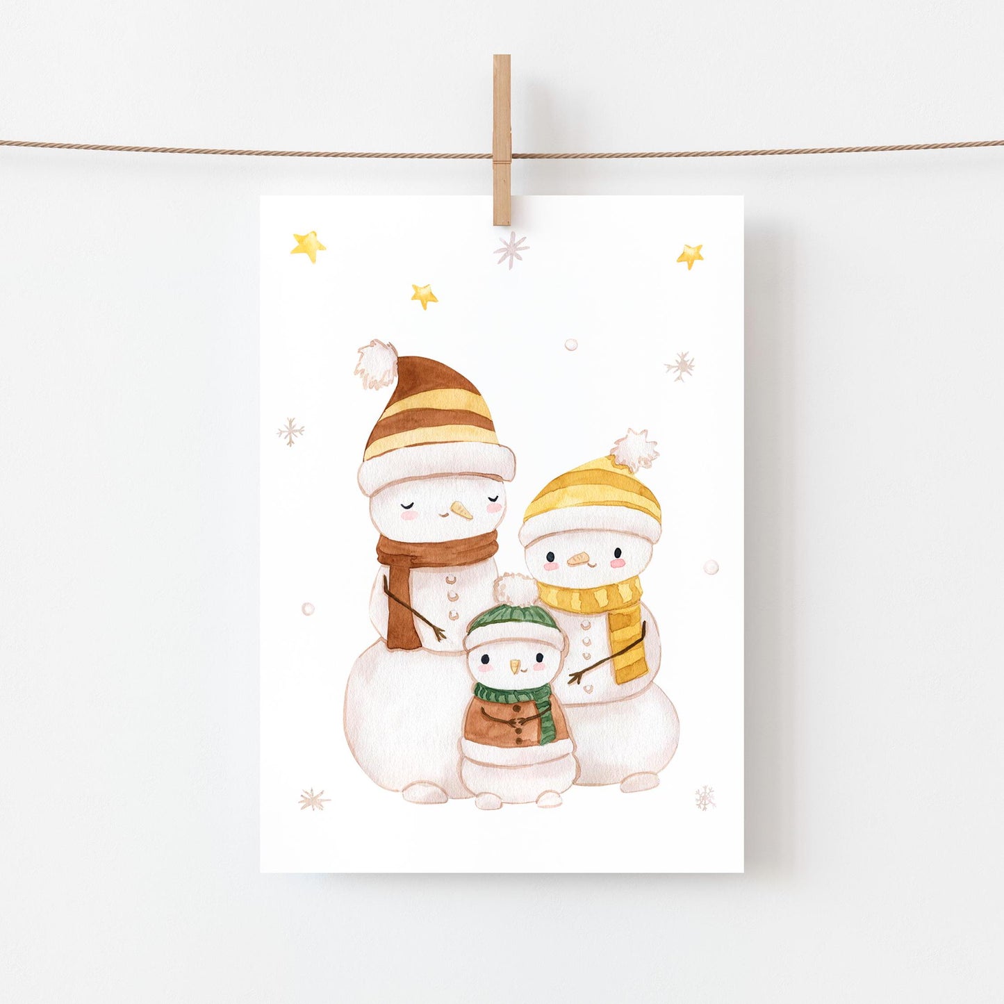 Weihnachtskarte Familie Schneemann A6 mit süßer Illustration von Schneemännern und einem Kind. Gedruckt auf hochwertigem, mattem Naturpapier, perfekt für weihnachtliche Grüße.