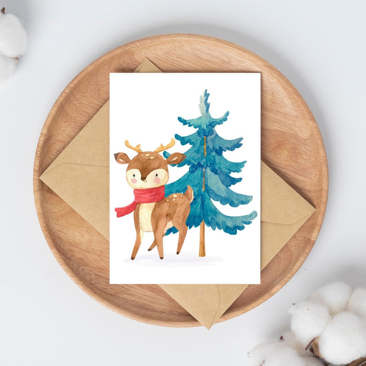 Weihnachtskarte Reh & Tannenbaum A6: süße Illustration von Reh und Weihnachtsbaum auf hochwertigem Naturpapier, perfekt für festliche Grüße.