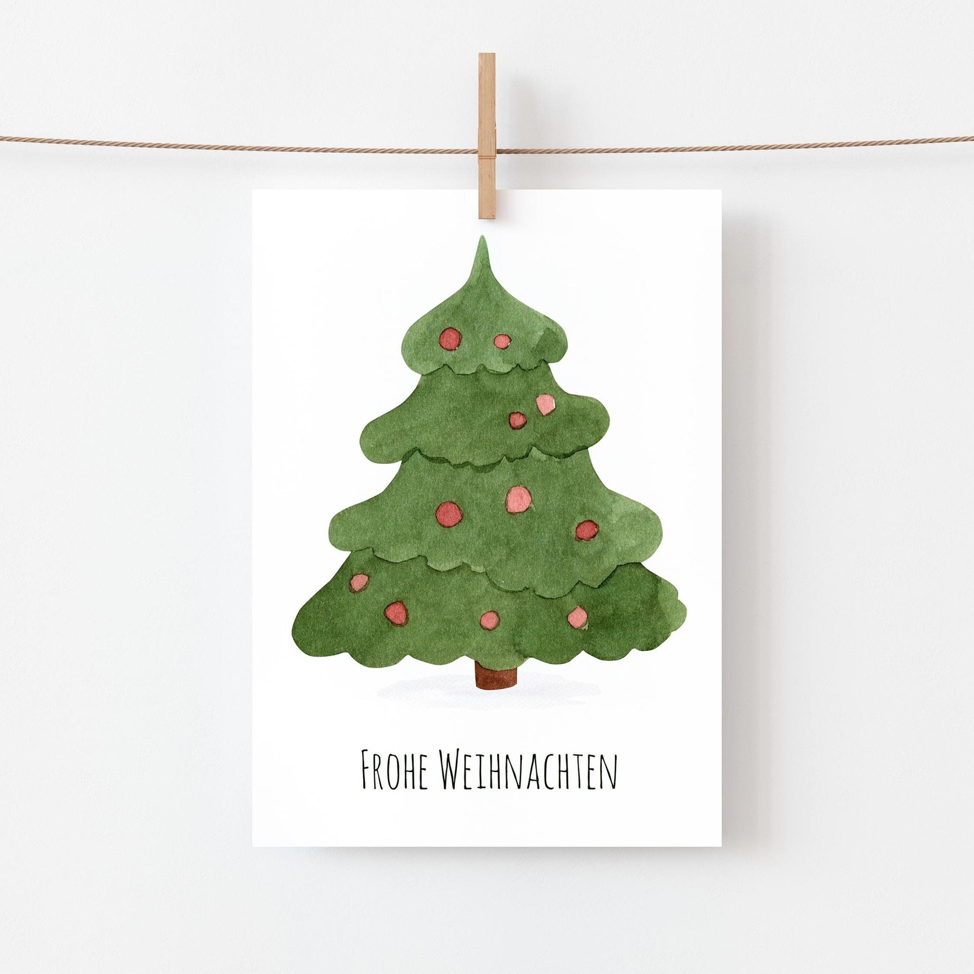 Weihnachtskarte mit handgemaltem Weihnachtsbaum und Frohe Weihnachten Schriftzug, gedruckt auf hochwertigem, mattem Naturpapier in DIN A6.