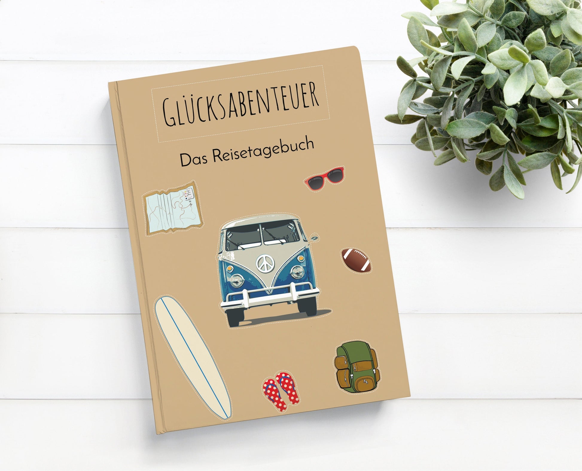 Reisetagebuch A5 Hardcover Vanlife auf einem Tisch, illustriertes Cover in Beige, ideal zum Planen und Festhalten von Reiseerinnerungen.