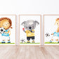 Posterset Fußball Löwe, Koala, Giraffe A4 & A3: Illustrationen eines Löwen, Koalas und einer Giraffe mit Fußballthemen auf hochwertigem 300g Naturpapier.