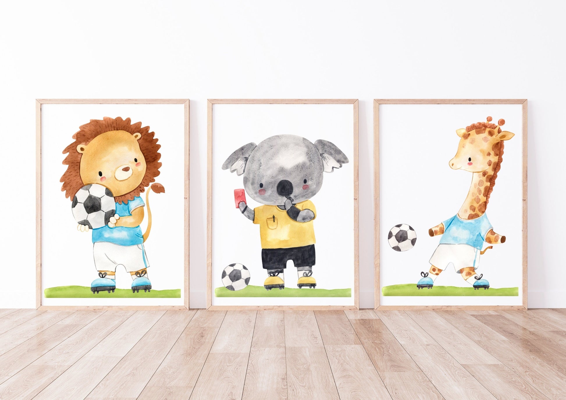 Posterset Fußball Löwe, Koala, Giraffe A4 & A3: Illustrationen eines Löwen, Koalas und einer Giraffe mit Fußballthemen auf hochwertigem 300g Naturpapier.