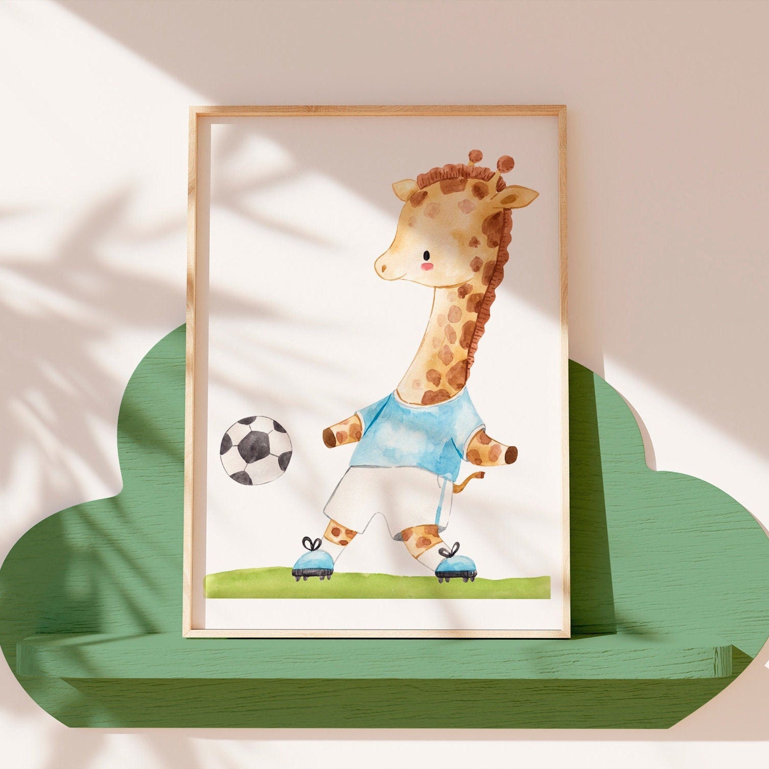 Posterset Fußball Löwe, Koala, Giraffe A4 & A3: Ein Wasserfarbenbild einer Giraffe in Fußballkleidung, perfekt für das Kinderzimmer.