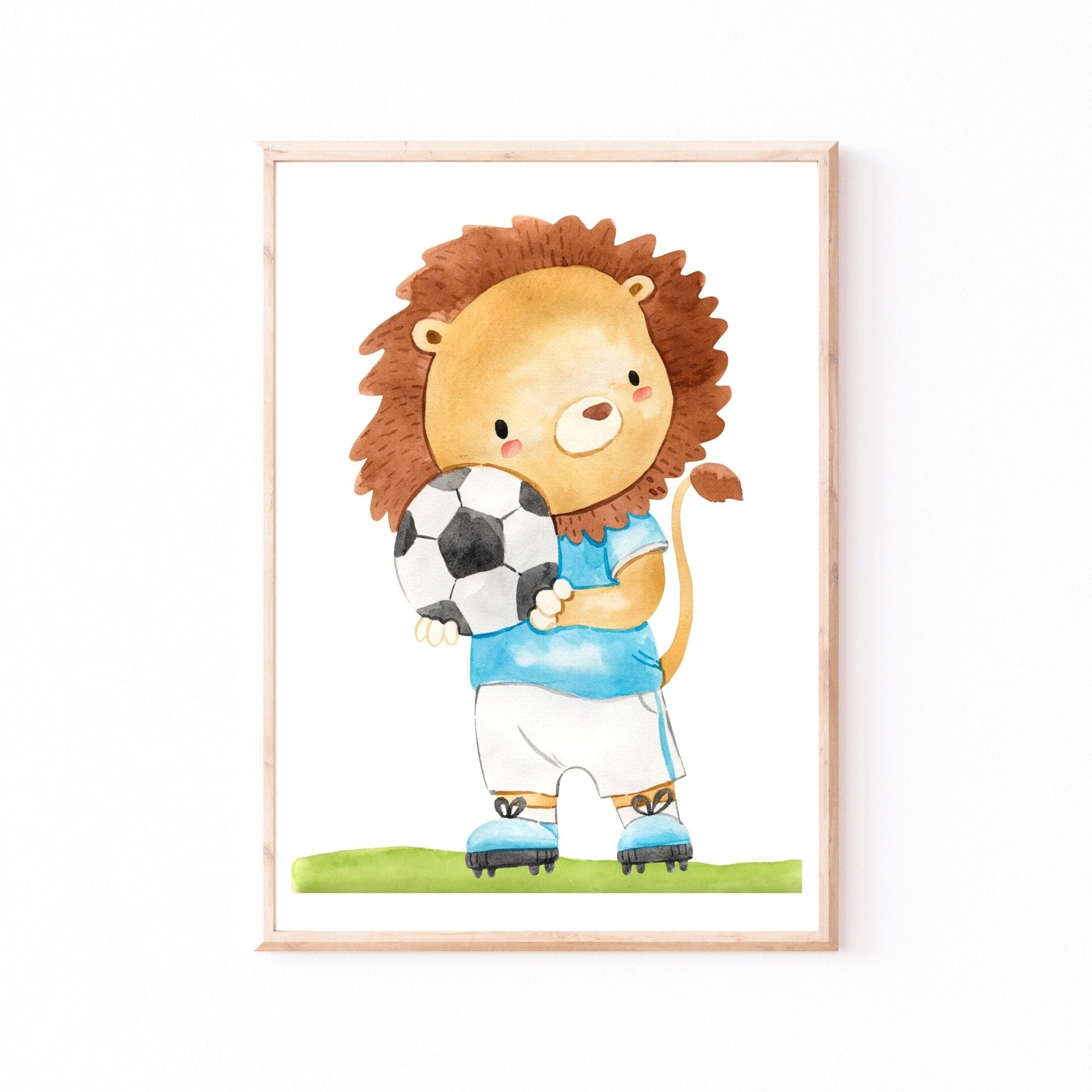 Poster Fußball Löwe A4 & A3: Aquarell eines Löwen, der einen Fußball hält. Ideal für Kinderzimmer. Hochwertiges, mattes 300g Naturpapier.