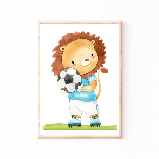 Poster Fußball Löwe A4 & A3: Aquarell eines Löwen, der einen Fußball hält. Ideal für Kinderzimmer. Hochwertiges, mattes 300g Naturpapier.