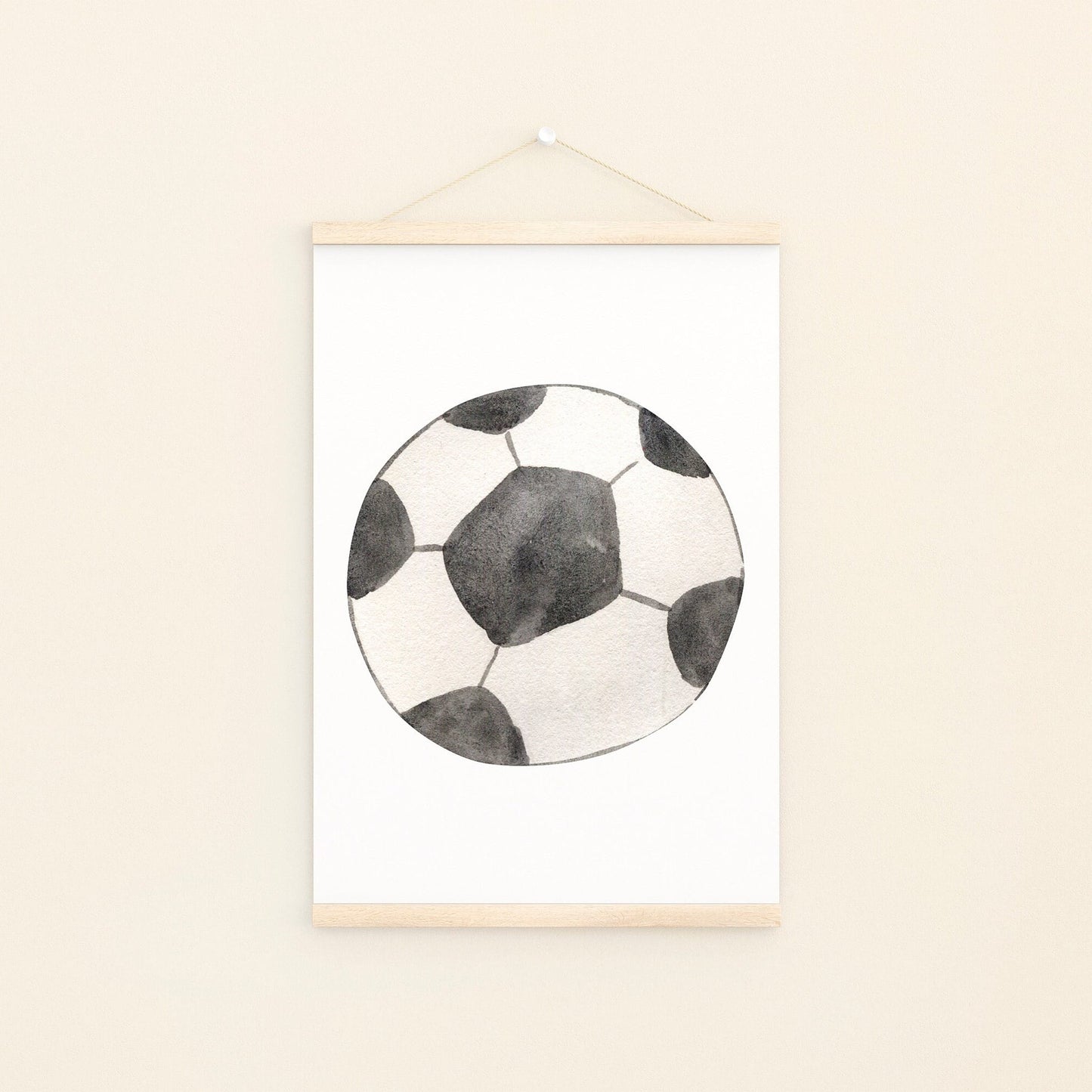 Poster Fußball A4 & A3: Handgemaltes Fußball-Poster auf 300g Naturpapier, perfekt für Kinderzimmer. Hochwertiger Druck, stabil, rahmenlos aufhängbar.