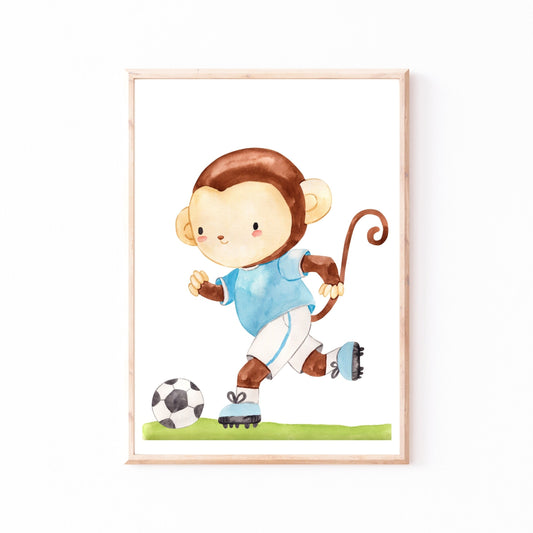 Poster Fußball Affe A4 & A3: Aquarell eines Affen, der Fußball spielt, auf hochwertigem 300g Naturpapier. Perfekt als farbenfrohes Kinderzimmer-Dekor.