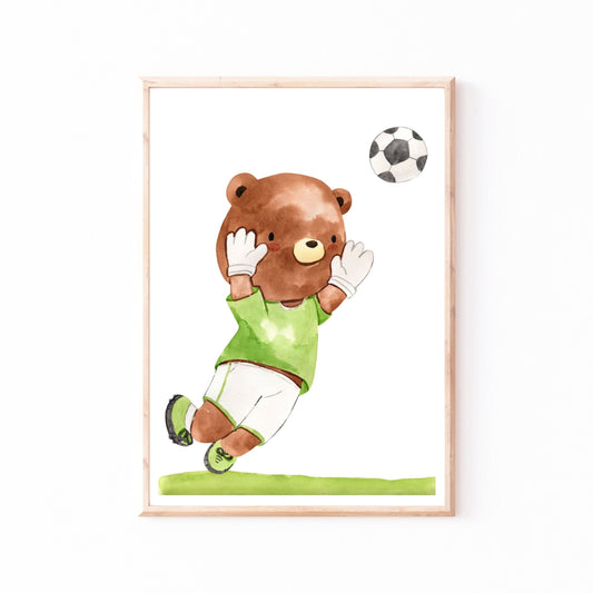 Poster Fußball Bär A4 & A3: Aquarell eines Bären im Fußball-Trikot, ideal für Kinderzimmer, auf hochwertigem 300g Naturpapier gedruckt.