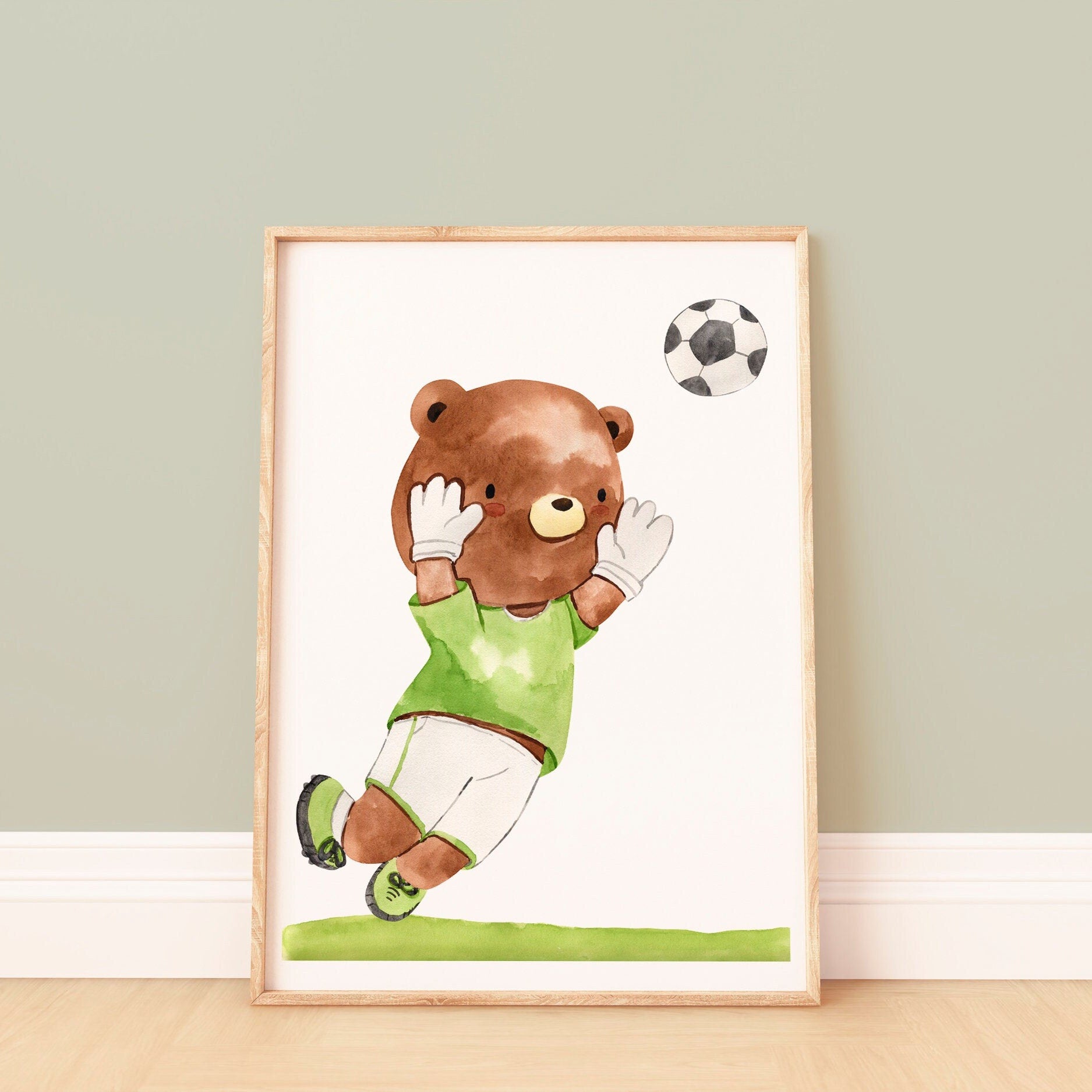 Poster Fußball Bär A4 & A3 zeigt einen gemalten Bären im Fußballtrikot mit Ball, ideal für Kinderzimmer. Hochwertiger Druck auf 300g Naturpapier.