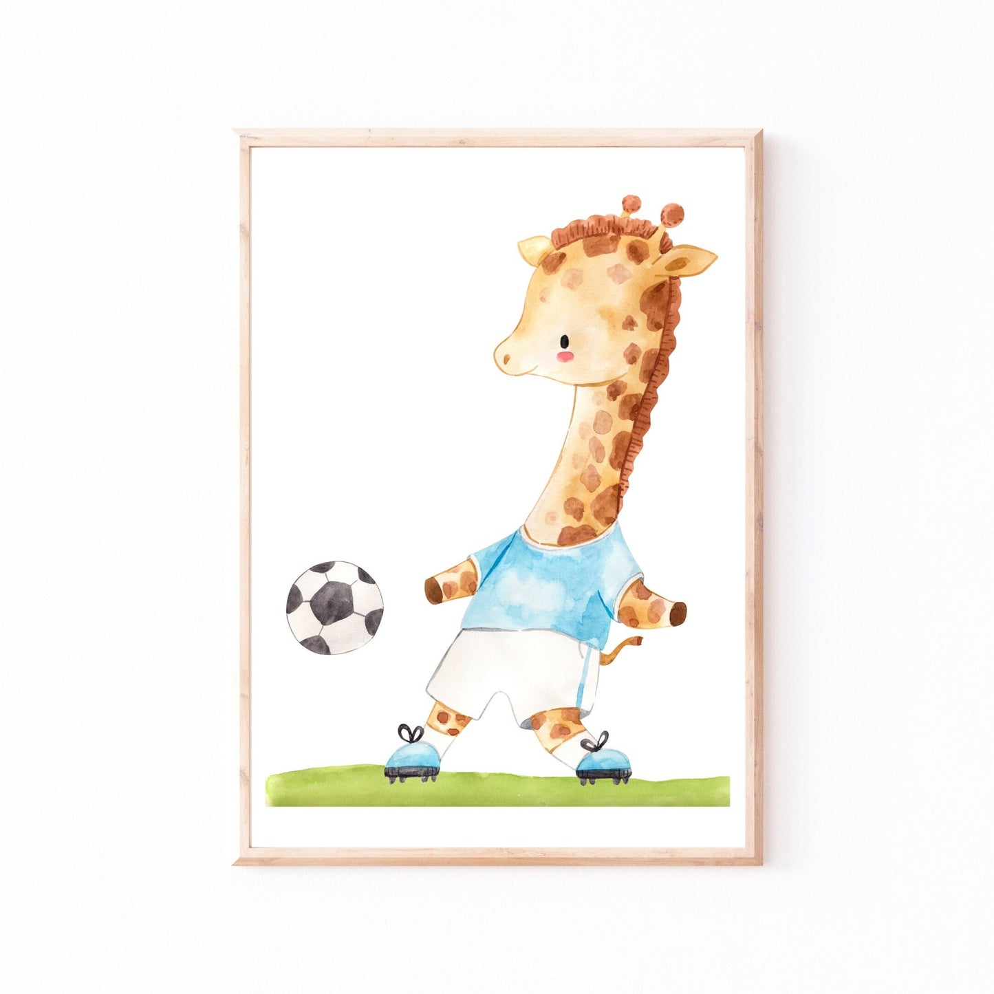 Poster Fußball Giraffe A4 & A3: Illustration einer Giraffe im blauen Shirt, die Fußball spielt. Perfekt für Kinderzimmer, auf hochwertigem 300 g Naturpapier.