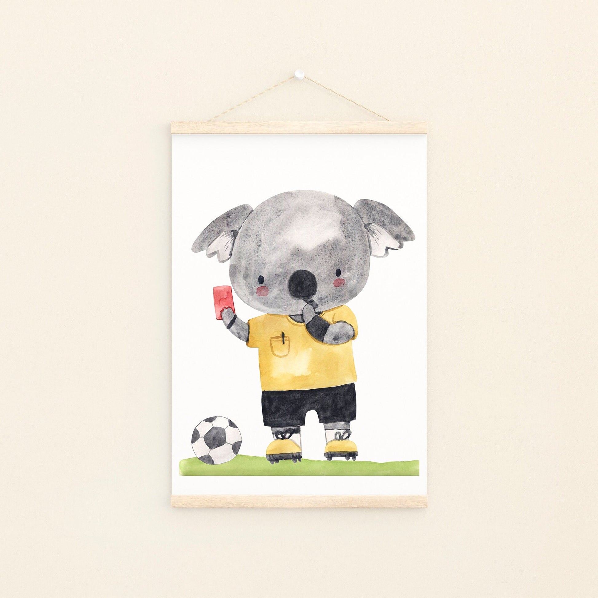 Poster Fußball Koala A4 & A3 zeigt ein handgemaltes Aquarell eines Koalas im gelben Shirt, der eine rote Karte und einen Fußball hält.