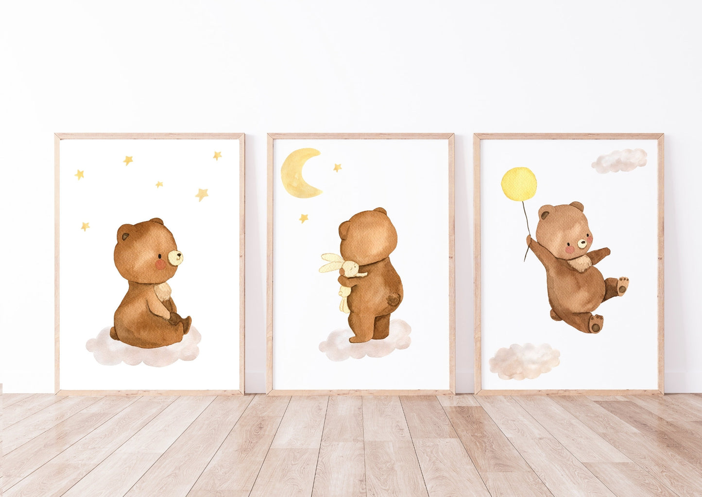 Posterset Bären A4 & A3: Drei gerahmte Aquarellbilder von Bären mit Sternen und Mond, perfekt für Kinderzimmer. Hochwertiger Druck auf 300g Naturpapier.