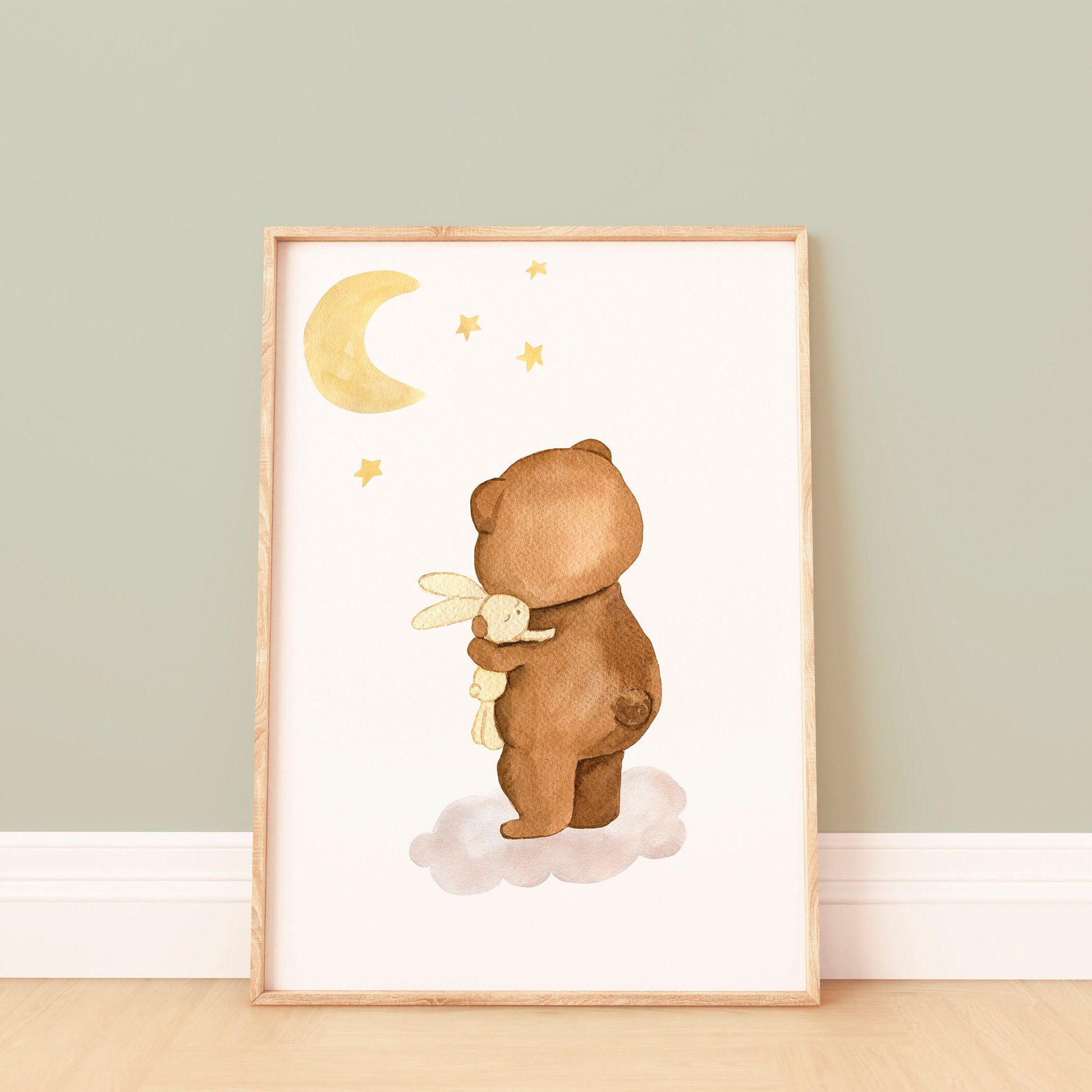 Posterset Bären A4 & A3: Ein handgemaltes Bild mit einen Bären, der ein Kuscheltier umarmt, ideal für Kinderzimmer. Hochwertiger Druck auf 300g Naturpapier matt.